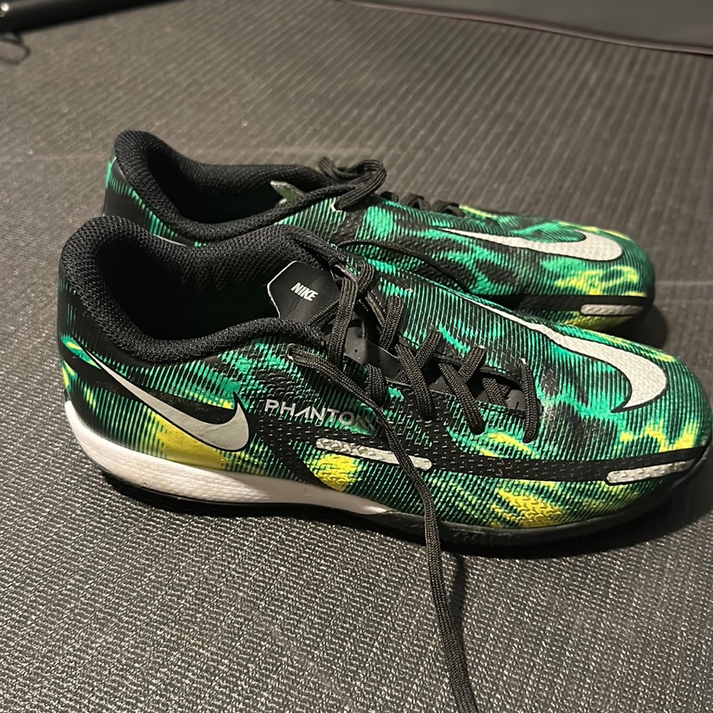 Boys Nike Phantom Indoor Soccer Shoes - Size 3.5